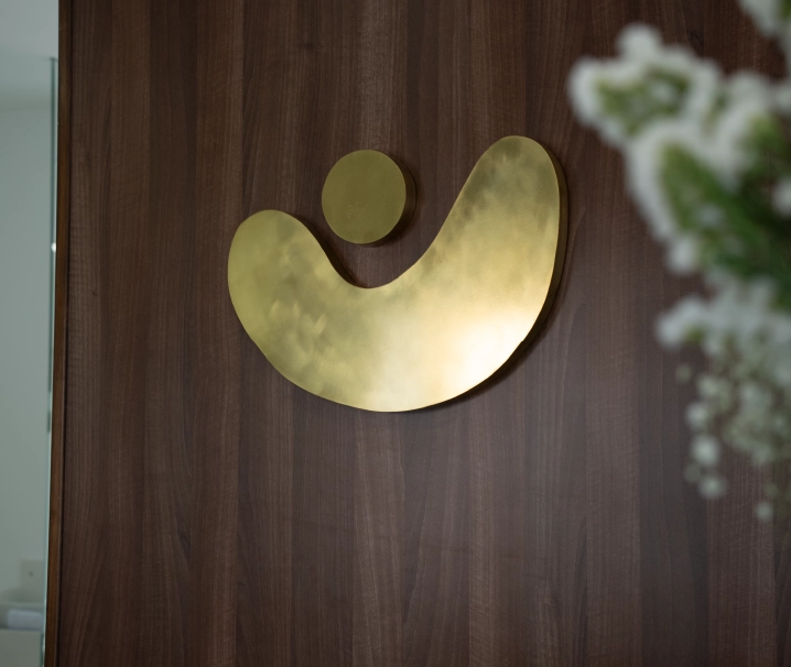 logo clínicas corpodental en la pared de la clínica